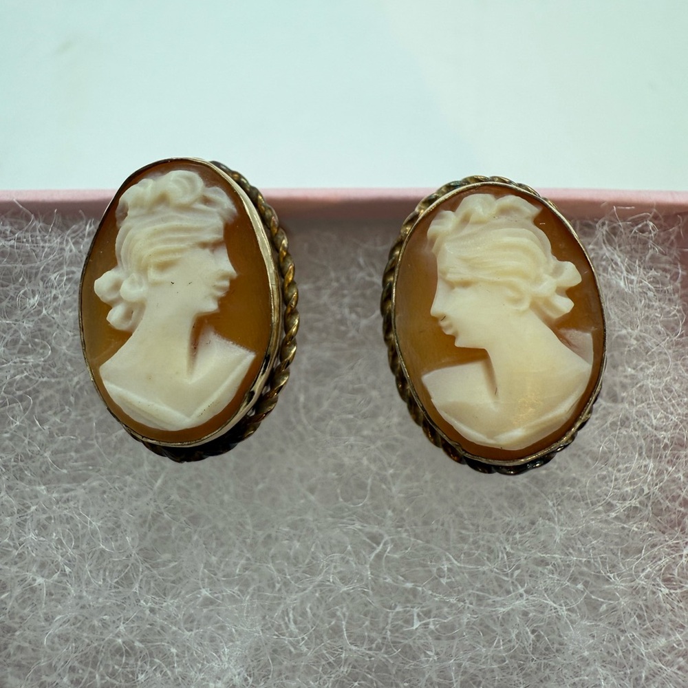 Van Dell 12KT Gold Filled‎ Vintage Cameo Earrings Gift Ready Screw Back Classic